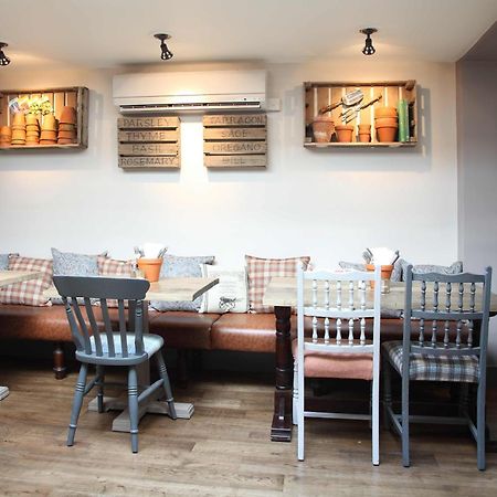 Flower Pot Hotel Sunbury-on-Thames Екстериор снимка