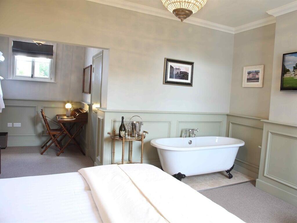 Flower Pot Hotel Sunbury-on-Thames Екстериор снимка